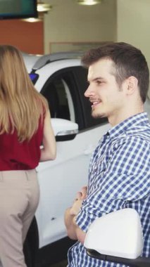 Işıldayan genç bir adam kendine güvenen yeni jipinin yanında duruyor, elinde muzaffer bir gülümsemeyle anahtarları tutuyor. Modern bir galerideki bu canlı sahne yeni sahipliğin heyecanını ve yeni maceralara atılmanın hazzını yayıyor.