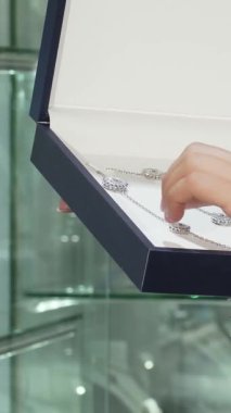 Şatafatlı bir mücevher kutusuna yerleştirilmiş, heyecan ve neşe saçan çarpıcı bir kolyeye hayranlıkla bakan zarif bir kadın. Bu canlı sahne, perakende terapinin özünü yakalıyor. Enfes keşifler yaparken zevkini sergiliyor.