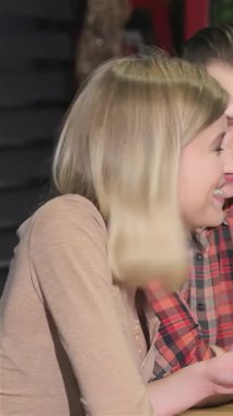 Üç beyaz erkek ve bir sarışın kadının coşkulu bir şekilde şık bir barda coşkulu kokteyllerle kadeh kaldırdığı dört genç yetişkinin coşkulu bir araya gelişi. Neşeli atmosfer kahkaha ve dostlukla uğulduyor, unutulmaz bir kutlama yaratıyor.