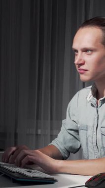 Şık bir üst düğümü olan neşeli bir adam sandalyesinde enerjik bir şekilde dans ediyor yumruklarını zaferle kaldırıyor ve zarif bilgisayarında önemli bir başarıyı kutluyor. Bu canlı sahne, neşe ve coşkunun özünü yakalayan pozitiflik ve heyecan yayar.