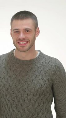 Neşeli bir kız, erkek arkadaşına arkadan sevinçle sarılır, ona hoş bir hediye sunar, her ikisi de parlak kazaklar içinde. Işıl ışıl gülümsemeleri ve Noel Baba şapkaları sıcak, davetkar bir atmosfer yaratıyor. Aşkı ve birlikteliği kutluyorlar.