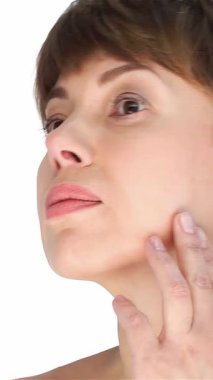 Işıl ışıl, 40 yaşında bir kadın kusursuz yüzünü nazikçe okşuyor, kendine güven ve güzellik saçıyor. El değmemiş beyaz bir zemin, taze teni ve doğal zarafeti cilt bakımının özünü somutlaştırıyor.