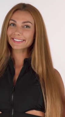 Bu canlı sporcu kadın neşeyle ışıldıyor, bir elinde taze yeşil bir elma, diğer elinde parlak bir su şişesi tutarken ışıl ışıl gülüşünü sergiliyor. Onun enerjik varlığı sağlıklı yaşam ve uygunluk ruhunu somutlaştırıyor, ilham veriyor.