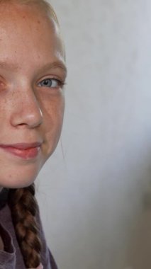 Çekici çilleri olan parlak kızıl saçlı bir kız resim dersi sırasında kendini neşeyle çizime daldırırken odayı aydınlatıyor. Bu canlı sahne çocukluk yaratıcılığının özünü güzellikle özetliyor, sanatsal yeteneğini ve...