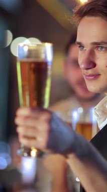 Dört başarılı iş adamından oluşan coşkulu bir toplantı, büyük ekranda ateşli bir şekilde futbol izlerken, coşkulu bir tost, kahkaha ve tezahürat ile soğuk bira kadehlerini kaldırıyor. Elektrikli atmosfer vızıldar