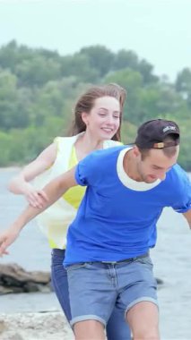 Kaygısız bir kız neşeyle arkadaşlarının sırtına atlar. İkisi de güneşin öptüğü kumsalda koşarken kahkahalarla güler. Bu canlı sahne, arkadaşlığın ve yaz neşesinin özünü yansıtıyor. Işıl ışıl dalgalar ve yemyeşil çerçeveler.