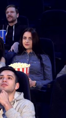 İki erkek ve dört kızın yer aldığı canlı bir grup genç arkadaş, sinemada heyecan verici bir film gecesi düzenliyorlar. Ellerinde renkli patlamış mısır kovaları ve ferahlatıcı içkilerle neşeli ifadeleri ve kahkahaları heyecan verici bir şey yaratır.