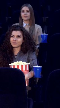 İki erkek ve dört kızın yer aldığı canlı bir grup genç arkadaş, sinemada heyecan verici bir film gecesi düzenliyorlar. Elinde büyük bir kova patlamış mısır ve renkli içeceklerle neşeli ifadeleri ve kahkahaları havayı dolduruyor.