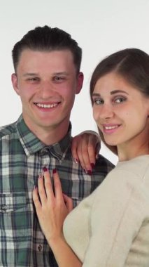 Neşeli bir çift sıcak bir kucaklaşmayı paylaşır, yüzleri mutlulukla ışıldarken rüyalarında uzaklara bakarlar. Uzun saçlı kadın, erkeğine nazikçe sarılıyor. Hem sevgi hem de pozitiflik saçıyor. Yumuşak, nötr bir zemine karşı.