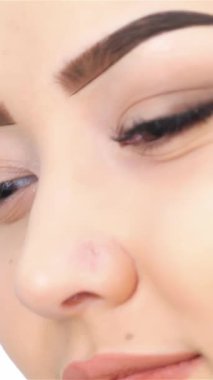 Bu büyüleyici yakın plan portresi genç bir Asyalı kadının ışıl ışıl özelliklerini ön plana çıkarıyor, ifadesel gözlerini ve kusursuz cildini el değmemiş beyaz arkaplanda sergiliyor. Neşeli tavrı ve doğal güzelliği izleyicileri kendisiyle bağ kurmaya davet ediyor.