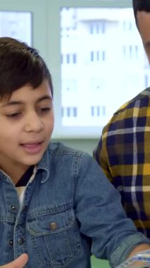 Enfes bir esmer çocuk oyuncağına dalmış ATV 'nin izini sürüyor ve ustalıkla masanın karşısına geçiyor. Gururlu Afrikalı Amerikalı babası sevinçle parıldıyor, sevgi ve kahkahalarla dolu, samimi bir ortam yaratıyor.