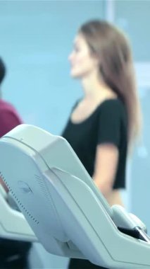 Çeşitli tutkulu atletler, hem erkek hem de kadın sporcular, şık koşu bantları üzerinde koşuyorlar, enerji yayıyorlar ve fitness hedeflerine bağlılıklarını gösteriyorlar. Moda spor kıyafetleri, tonlu fizikleri ve odaklanmış ifadeleri heyecan verici bir şey yaratıyor.