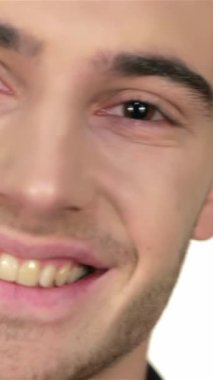 Işıl ışıl gülümseyen kendine güvenen genç bir adam kusursuz beyaz bir arka plana karşı poz verir, sıcaklık ve pozitiflik saçar. Günlük, gömleksiz görünüşü, tonlu vücudunu sergiliyor. Yüzündeki tıraş köpüğünü neşeyle silerken bir yandan da...