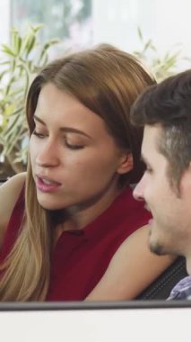 Üstü açık arabalarının parıldayan anahtarlarını gösteren ışıldayan genç bir çift neşeyle ışıldıyor. Bulaşıcı gülümsemeleri ve ışıl ışıl gözleri heyecan verici yolculukların başlangıcını simgeleyen ortak bir macera ve aşk duygusunu yansıtıyor.