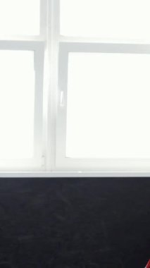 Odaklanmış sakallı bir erkek dövüşçü pederine güçlü bir yumruk indirir takım çalışması ruhunu somutlaştırır ve bu heyecan verici spor salonu atmosferinde amansız bir kararlılık gösterir. Sahne enerji saçıyor ve karışık bir askeri güç gösterisi sergiliyor.