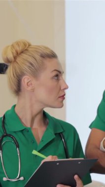 Parlak, modern bir hastanede, kendini adamış yeşil üniformalı sarışın bir hemşire kolları bağlı duran genç, sakallı bir doktordan hayati talimatlar alır. Bu ilgi çekici sahne özünü güzel bir şekilde gösteriyor.