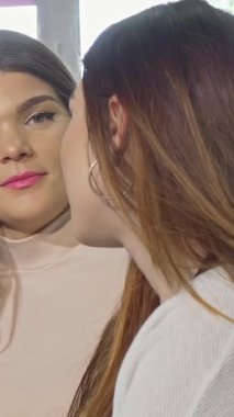 İki canlı üniversiteli kadın, hareketli bir çalışma oturumunu paylaşıyor. Işıl ışıl gülüşleri, tartışmalara dalarken odayı aydınlatıyor. Sıcak atmosfer kahkaha ve arkadaşlıkla dolu. Dostluğun güzelliğini ve neşesini gösteriyor.