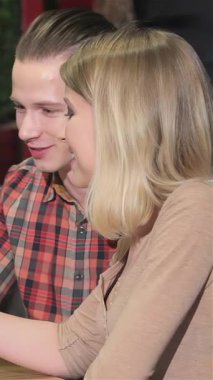 Neşeli genç yetişkinlerden oluşan dinamik bir toplantı kadehlerini kaldırarak arkadaşlığın ve kahkahanın keyfini çıkarıyor. Bu canlı sahne şık giyinen bireyleri sergiliyor, havanın olduğu hareketli bir barın arka planıyla.