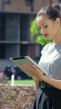 Hareketli bir şehir manzarasında, kendine güvenen genç bir iş kadını dikkatle parlak tabletinden haber okuyor, profesyonellik ve odaklanma yayıyor. Yakınlarda, şık iş arkadaşları canlı bir sohbet paylaşıyor, canlı bir takım çalışması ortamı yaratıyor ve...