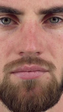 Yakışıklı, sakallı bir adamın büyüleyici bir görüntüsü, ciddi ifadesi ve delici bakışları güçlü bir yoğunluk ve tefekkür hissi uyandırıyor. Detaylı çekim onun sert özelliklerini ve kendine güvenen tavırlarını vurguluyor, çarpıcı bir etki yaratıyor