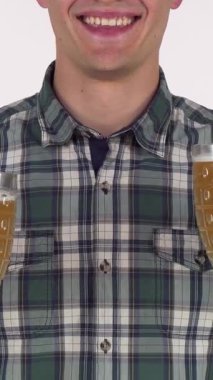 Şık bir ekose gömlek giymiş neşeli bir adam gururla sunar iki buzlu bira bardağını altın sıvıyla doldurur, sizi şenlikli tezahürata davet eder. Bu canlı sahne, Oktoberfest 'in özünü özetliyor.