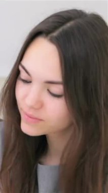 Genç, çekici bir çift, takım elbiseli bir adam ve dalgalı saçlı bir kadın, dinamik bir iş tartışmasına dalmış durumdalar, takım çalışması ve işbirliği yayıyorlar. Gösterişli modern ofis arkaplanı ile tamamlanan odaklanmış ifadeleri,