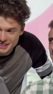 Değişik kolej öğrencilerinden oluşan canlı bir grup bir proje üzerinde enerjik bir şekilde işbirliği yapıyor, yüzleri heyecan ve yaratıcılık saçıyor. Canlı atmosfer hareketli tartışmalar ve ortak fikirlerle dolu, takım çalışmasının ve