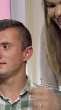 Değişik kolej öğrencilerinden oluşan canlı bir grup bir proje üzerinde hevesle işbirliği yapıyor, canlı ifadeleri coşku ve yaratıcılık yayıyor. Canlı atmosfer kahkahalarla ve düşünceli tartışmalarla dolu, takım çalışmasının keyfini sergiliyor.