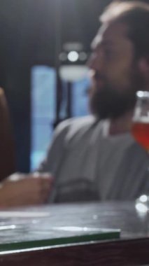 Cilalı tezgahın üzerinde güzelce hazırlanmış bir bira bardağı parıldarken, neşeli bir grup arkadaş coşkulu barda kadehlerini şaklatarak eğleniyorlar. Bar ışıklarının sıcak, davetkar parıltısı şenlikli atmosferi güçlendirir, teşvik eder.