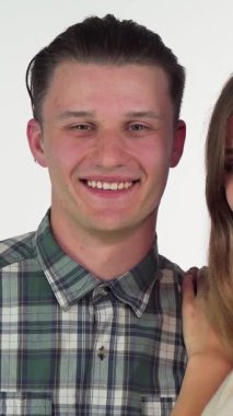 Çekici kız arkadaşı yanağına şefkatli bir öpücük yerleştirirken neşeli bir adam sevinçle ışıldıyor. Yürek ısıtan bir aşk anı yaşıyor. Neşeli ifadeleri ve enerjik enerjileri romantizm yayar. Bu görüntüyü özel bir kutlama için mükemmel yapar.