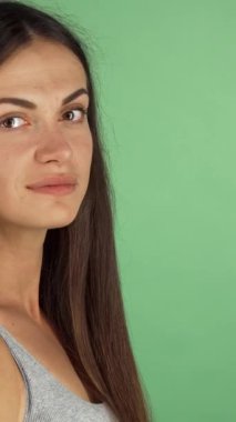 Canlı bir stüdyo ortamında, iki muhteşem kadın canlı yeşil renkli bir arka planda sırt sırta poz veriyor, parlak gülümsemeleri arkadaşlığın ve çeşitliliğin özünü somutlaştırıyor. Bu büyüleyici görüntü, kadınlığı kutluyor.