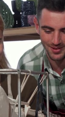 Üç tutkulu genç tasarımcı renkli atölyelerinde seramik bir heykeli titizlikle dekore ederken heyecanlı bir tartışmaya girişirler. Bu canlı sahne yaratıcılık ve takım çalışmasıyla patlar, sanatsal işbirliğinin keyfini vurgular ve