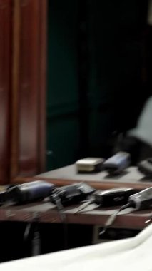 Gösterişli, çağdaş bir berber dükkanında yetenekli bir berber müşterisinin sakalını ustalıkla tıraş eder titiz bir hassasiyet ve sanatsallık sergiler. Sıcak ışıklandırma ve şık dekorasyonla zenginleşen davetkar atmosfer, bu bakım seansını...