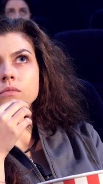 Loş bir sinemada, genç beyaz bir çift korku filminin gerilimine kapılır, ifadeleri korku ve heyecanın karışımıdır. Esmer adam ve güzel kız arkadaşı heyecan verici bir anı paylaşıyorlar, gözleri açık ve ellerinde patlamış mısır gibi.