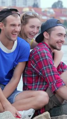 Üç neşeli arkadaş, bulaşıcı kahkahaları paylaşan bir kızla birlikte yazın sıcağının tadını çıkarıyorlar. Bu canlı sahne, doğal güzellikler ve çarpıcı güzellikler tarafından çerçevelenmiş arkadaşlığın özünü yansıtıyor.