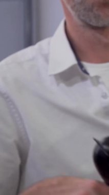 Modern bir güzellik salonunda yeni bir saç stili elde eden ışıl ışıl bir kadın. Saçları usta bir kuaför tarafından ustalıkla kurutulmuş. Bu canlı sahne, kendine bakmanın ve dönüşümün özünü yansıtıyor, sanatın sanatını gözler önüne seriyor.