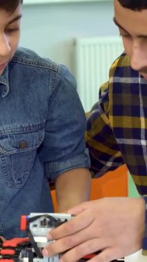 Çekici bir baba ve küçük esmer oğlu bir festival masasında ATV 'nin izini süren bir oyuncağı keşfetmeye çalışıyorlar. Genç Afrikalı Amerikalı adam, oyuncak konsolundaki düğmelere hevesle basan çocuğuyla kahkahaları paylaşıyor.