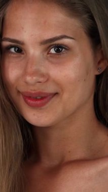 Büyüleyici bir stüdyo portresi. Uzun, dalgalı saçları ve parlak cildiyle göz kamaştırıcı bir genç kadın. Parlak yeşil renkli bir arka plana gülümsüyor. İfadesi güven ve kadınlık yayar, izleyicileri güzelliği kucaklamaya davet eder.