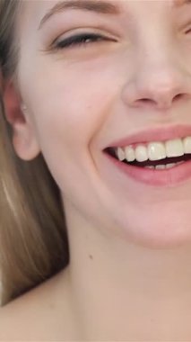 Bu büyüleyici portre, pırıl pırıl beyaz bir arka plana hafifçe gülümseyen, beyaz tenli güzel bir beyaz kadını gösteriyor. Taze, genç görünümü ve zarif tavırları doğal güzelliğin ve cilt bakımının özünü ön plana çıkarıyor.