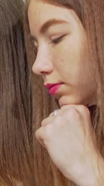 Ev ödevlerinde işbirliği yapan, neşe ve dostluk saçan sevimli genç kızların olduğu hoş bir sahne. Animasyon tartışmaları ve ortak kahkahaları ilham verici bir öğrenme ve yaratıcılık atmosferi yaratıyor, takım çalışmasının güzelliğini gözler önüne seriyor.