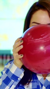 Uzun esmer, çekici, beyaz bir kadın yüzünü parlak kırmızı bir bowling topunun arkasına saklar. Eğlenceli ve heyecanlı bir hava yayar. Renkli bovling salonu, canlı atmosferi yükselterek izleyicileri katılmaya davet ediyor.