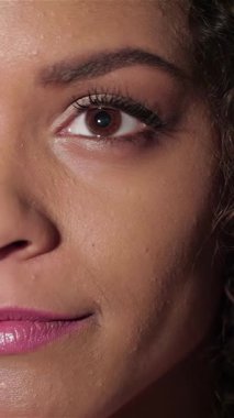 Neşeli genç bir kızın yakın plan portresi, büyüleyici bir film izlemenin heyecanını yansıtan ışıl ışıl gülüşü. Parlak gözleri ve kıvırcık saçları sinemanın heyecanını temsil ediyor. Kahkahalarla dolu bir tiyatronun samimi atmosferiyle çevrili.