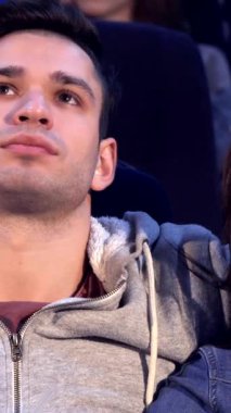 Beyaz tenli genç bir çiftin yakın çekimi sinematik bir maceraya daldı, düşünceli esmer adam perdeye bakarken güzel kadın büyülendi ve yaklaştı. Konforlu koltukları, patlamış mısırları ve loş ışıkları