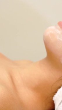 Huzurlu bir Asyalı kız, yüzü kaymak gibi bir maskeyle süslü bir şekilde güzellik salonunda uzanıyor. Yetenekli güzellik uzmanı, yaşlanma karşıtı tedaviyi nazikçe uyguluyor, olay yerini sakin bir özbakım ve gençleştirme ortamı ile donatıyor.