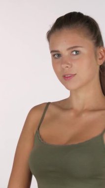 Parlak bir gülüşü olan atletik bir kadın göz alıcı kırmızı spor saatini kontrol ediyor, kendine güven ve kararlılık saçıyor. Bu dinamik sahne, onun enerji egzersizine hazır olduğunu gösteriyor. Teknolojinin mükemmel füzyonunu gösteriyor.