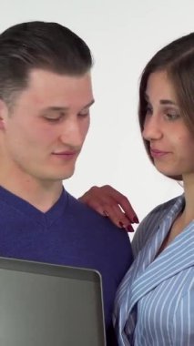 Şaşırmış, dalgalı saçları olan genç bir kadın ilginç erkek arkadaşıyla dizüstü bilgisayarını paylaşırken keyifle soluk soluğa kalıyor ve rahat ve canlı bir atmosfer yaratıyor. İfadeleri neşe ve merak yayar. Bir şeyi keşfetmenin heyecanını yakalar.