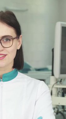 Kendine güvenen iki kadın laboratuvar teknisyeni, biri çarpıcı kızıl saçlı ve diğeri şık gözlüklü, parlak, modern laboratuvar ekipmanlarına neşe saçıyor. Gururlu gülümsemeleri takım çalışmasının ve yeniliğin özünü yakalar, kutlar.