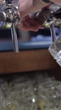 Yetenekli bir barmen, gece hayatı ve yoldaşlığın coşkulu ruhunu somutlaştırmak için buzlu bardağa bir bardak altın bira doldurur. Köpükler kabarcıklar yükselirken dans eder, susamış müşterileri çağıran lezzetli köpüklü bir kafa yaratır.