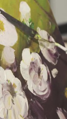 Kendini adamış sanatçılar bir boya fırçasını ustaca manevra ettirir, canlı, çiçek açan bir tuvale hayat aşılarlar. Sanatçının stüdyosundaki bu samimi fotoğraf yaratıcılığı ve sanatsal ifadenin saf neşesini yansıtıyor.