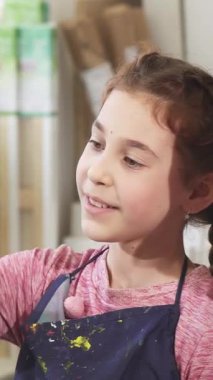 Neşeli bir baba ve büyüleyici kızı sanat stüdyolarında canlı renklerle dolu bir kaleydoskop içinde selfie çekerken kalıcı anılar yaratıyorlar. Bu iç açıcı sahne yaratıcılık ve aşkla dolup taşar, resim üzerine oyuncu bağlarını gözler önüne serer